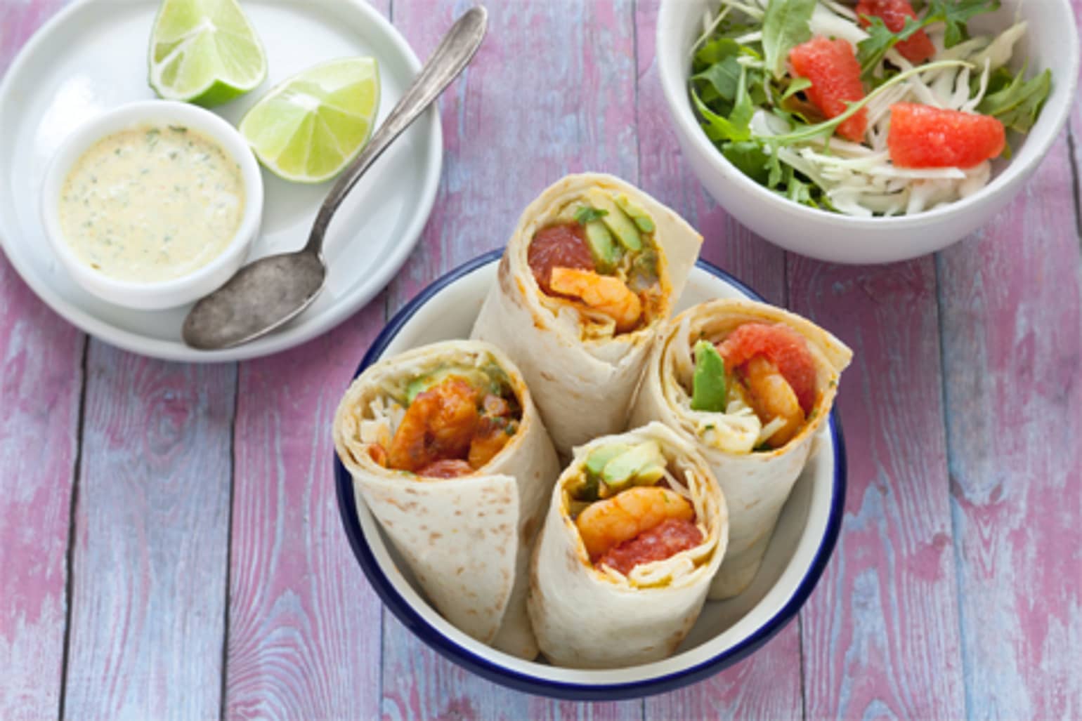 Wrap crevettes, avocat, pamplemousse et sauce au yaourt